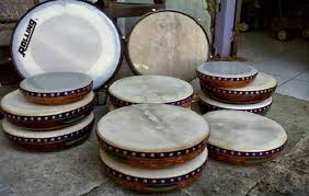 Calung adalah alat musik tradisional khas jawa barat yang dimainkan dengan cara dipukul menggunakan alat pemukul khusus, tidak menggunakan tangan secara langsung. Mengenal 7 Alat Musik Tradisional Sulawesi Barat Eksotis