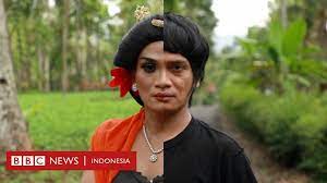Horor bukan hanya dapat kamu aplikasikan dari pakaian saja. Kucumbu Tubuh Indahku Dan Piala Citra Rianto Bawa Tari Lengger Lanang Ke Pentas Dunia Bbc News Indonesia