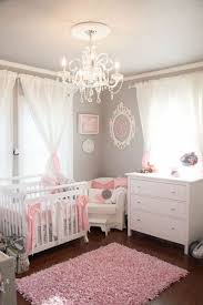 Kinderzimmer Einrichten Ideen Fur Baby Madchen Rosa Teppich Im Zentrum Des Zimmers Design Id Ideen Fur Babyzimmer Madchen Kinderzimmer Einrichten Kinder Zimmer