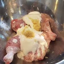 Hias ayam dengan lebihan daun ketumbar dan hirisan limau. Resepi Ayam Grill Sihat