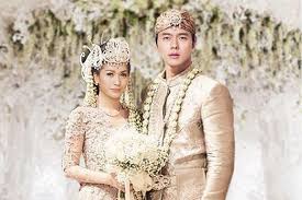 Dan ia pernah berduet dengan maia estianty yang dikabarkan menjadi penggantinya mey chan di duo maia. Tata Janeeta Dikabarkan Menikah Lagi Berikut Sosok Pria Yang Pernah Mendampinginya Halaman All Kompas Com