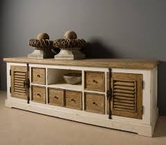 Hell gebeizte oberflächen, geschwungene griffe und die kombination von weiß und holztönen sind typisch für den landhausstil. Altes Holz Landhausstil Tv Schrank Sideboard Landhausstil Bei Mobelhaus Dusseldorf