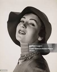 Fashions of the '50s: Models Joan Hass and Jean Thompson wear straw... News  Photo