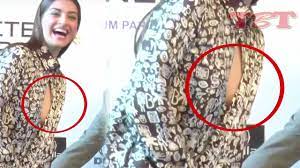 Sonam Kapoor Accidentally Shows Off BOOBS | Embarrassing Wardrobe  Malfunction - YouTube