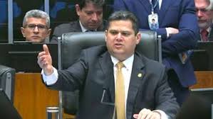 Bate-boca entre parlamentares leva Alcolumbre a cortar microfones no Senado: ‘Está impossível'