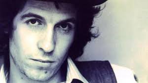 In un live del 1981, rino gaetano propone questa cover di riccardo cocciante, trasformandola in una della più potenti canzoni sul ritorno di un amore che si spera possa essere curato dal tempo. Istantanee E Tabu Di Rino Gaetano Un Figlio Unico Che Cantava Le Canzoni Gazzetta Del Sud