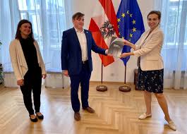 Köstinger und mückstein zu öffnungen. Alma Zadic Die Grund Und Freiheitsrechte Sind Ein Herzstuck Unserer Demokratie Die Datenschutzer Innen Von Epicenter Works Haben Ein Handbuch Herausgebracht Das Die Uberwachungsgesetze In Osterreich Unter Die Lupe Nimmt Gestern Haben Sie