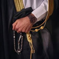 البشت السعودي الزي الرسمي للرجال في السعودية Arab Men Arab Fashion Arab Wedding