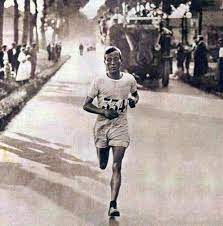 Le marathon des jeux olympiques ou marathon olympique est inscrit au programme des jeux olympiques depuis la première édition, en 1896 à athènes.les femmes ne participent à cette épreuve que depuis les jeux de 1984, à los angeles. Datei Albin Stenroos Vainqueur Du Marathon Des Jo 1924 A Paris Jpg Wikipedia