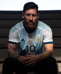 Entre los detalles más destacados se observa la presencia de la bandera. La Nueva Camiseta De La Seleccion Argentina Sin Mordaza