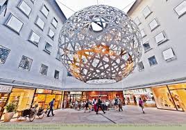 Grosse Hangende Kugel Aus Stahlgeflecht Sphere Skulptur Von Olafur Eliasson Funf Hofe Munchen Oberbayern Bayern Deutschl Bilder Bilder Kaufen Architektur