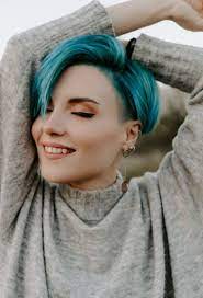 أجمل فتاة بتقطيعة الشعر الجميلة. Pin On Me Blue Pixie Hair Cut Ideas