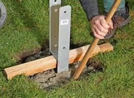 Anleitung H Pfostenanker Fur Holzpfosten Einbeto Anleitung Einbeto Fur Holzpfosten Hpfostenanker Wooden Wooden Posts Wood Post Diy Garden Decor