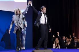 Emmanuel war damals 17, brigitte knapp über 40, unterrichtete französisch und latein und leitete die. Emmanuel Macron Und Brigitte Trogneux Die Schone Und Ihr Schuler Politik Stuttgarter Zeitung