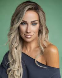 Model: https://www.instagram.com/annavenice