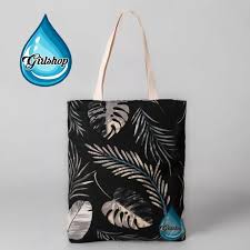 Quilted bag merujuk pada model tas dengan bahan yang dijahit menyerupai selimut dari kain perca. Totebag Tote Bag Tas Fashion Resleting Tas Kain Kanvas Tenteng Motif Kanvas Bag Tas Kain Karakter