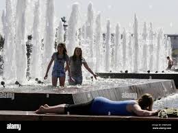 Moscovites cool themselves in a fountain in Moscow, Russia, Wednesday, June  1, 2011 as temperatures rose to 26 Celsius (78.8 Fahrenheit). (AP  Photo/Misha Japaridze Stock Photo - Alamy