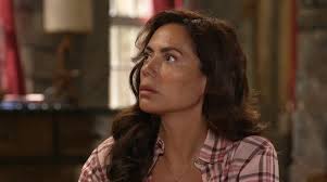 Resumo 'Senhora do Mar': Alex invade a vacaria e provoca Joana