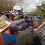 Con lacrimógeno quitan a Pueblos Originarios de bloqueo carretero