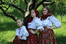 În muzeul astra, luna iunie este dedicată iei. Ziua UniversalÄƒ A Iei 24 Iunie 2020 La Blouse Roumaine Facebook