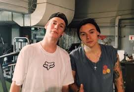 I capelli di harry styles fanno sempre notizia. Harry Styles Quando Il Nuovo Taglio Di Capelli Mondoteen