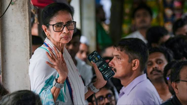 Mamata Banerjee Reorganises TMC Youth and Women Wings, Replaces Key Office-Bearers