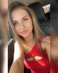 Amanda Marie's Instagram, Twitter & Facebook