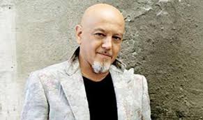 Frequenta il blasonato liceo berchet dove inizia le sue prime esperienze musicali con alcuni gruppi della scuola. Enrico Ruggeri Biografia