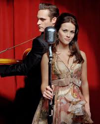 The soundtrack to walk the line boasts trademark johnny cash gems including 'i walk the line', 'ring of fire', 'folsom prison blues', and 'cry cry cry' performed by joaquin phoenix and resse witherspoon as johnny cash and june cash respectively. Walk The Line 2005 Filmaffinity