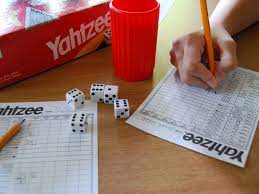 Los juegos de dados han sido populares en muchas culturas, en china se han encontrado dados cúbicos de 6 aunque el juego de azar con dados más conocido es el pase inglés, tanto en el estilo casino como en el de la calle, otros juegos. Cinco Juegos De Dados Para Jugar En Familia