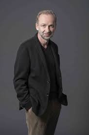 Die ganz gewöhnlichen morde hätten es ihm angetan der mann, ein arzt von gemütlicher wesensart, ist mittlerweile 72, als er von seiner frau den vorwurf hört, schon wieder das fenster im gästezimmer. Dusseldorf Ferdinand Von Schirach Kommt Ins Schauspielhaus