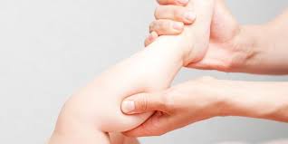 Massage Bebe Constipe Trois Gestes Pour Le Soulager Bebe Constipe Massage Bebe Colique Bebe