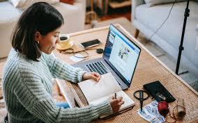 Dengan kerja online dari rumah, anda dapat menyesuaikan jadwal dan deadline agar mendapatkan bayaran serta terlihat professional. Ide Kerja Online Dari Rumah Dan Tips Mendapatkannya