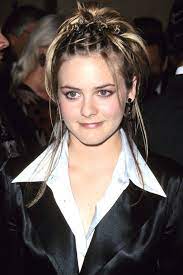 Remember The Crazy Things We Did To Our Hair In The 90s 90s Hairstyles 2000s Hairstyles 90s Grunge Hair