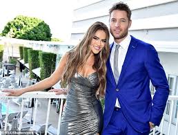 Check spelling or type a new query. Justin Hartley S Ex Chrishell Stause Bekommt Emotional Als Sie Bereitet Zu Erleben Split Aktuelle Boulevard Nachrichten Und Fotogalerien Zu Stars Sternchen