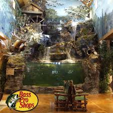 Located next to bass pro shops this beautiful park features an adjacent playground, a climbing rock wall, a lake, a trail, and nearby restrooms. Bass Pro Shops Patriot Place