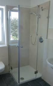 Dusche Aus Glas Mit Silbernen Beschlagen Duschkabine Glas Glasdusche Hochwertig Hochwertigesprofil Eckduschen Glasduschen Dusche