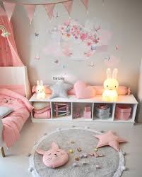 Couleurs, idées déco, symboles, stickers, harmonies et idées de rangement, voici de quoi créer une ambiance dans une chambre d'enfant, de bébé ou d'adolescent. Idees Decoration Pour Une Chambre De Fille En 2020 Idee Deco Chambre Fillette Decoration Chambre Enfant Deco Chambre Enfant