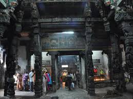 Madurai Meenakshi Amman Temple - கோவில் கருவறை என் சிறியதாக உள்ளது ?  கருவறையை திரை போட்டு மூடி இருக்கும்போது இறை ஆற்றல்கள் தேங்கிநிற்கும். திரை  ...