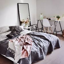 Bett Und Spiegel Und Bilder Nur Hinstellen Und Nicht Aufhangen Wohnen Wg Zimmer Wohnung