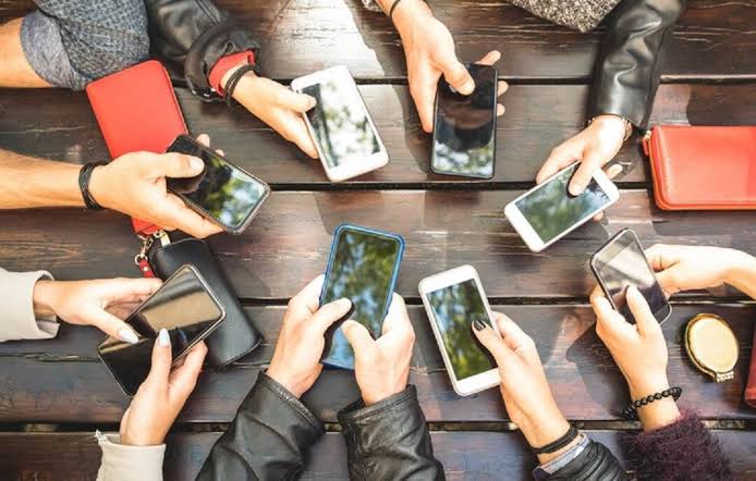 mobile broadband users number reached at 76 5 crore in india according to  report | દેશમાં મોબાઈલ બ્રોડબેન્ડ વપરાશકર્તાઓની સંખ્યા 765 મિલિયન, યુવા  પેઢી દરરોજ આઠ કલાક ઓનલાઈન વિતાવે છે