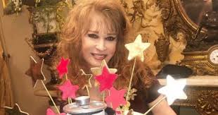 هي من أصول أرمينية من حلب، سوريا وتحديداً حارة يقال لها (حارة الجب)، وهي أخت الممثلة المصرية التي اشتهرت وهي طفلة فيروز وقريبة الممثلة لبلبة وتعتبر في الوطن العربي ملكة الفوازير. Ø¬Ù…Ø§Ù„Ù‡Ø§ Ù‡Ùˆ Ù‡Ùˆ Ù…Ø¨ØªÙƒØ¨Ø±Ø´ Ø§Ù„Ù†Ø¬Ù…Ø© Ù†ÙŠÙ„Ù„Ù‰ ØªØªØ£Ù„Ù‚ ÙÙ‰ Ø§Ø­ØªÙØ§Ù„Ù‡Ø§ Ø¨Ø¹ÙŠØ¯ Ù…ÙŠÙ„Ø§Ø¯Ù‡Ø§ ØµÙˆØ± Ø§Ù„ÙŠÙˆÙ… Ø§Ù„Ø³Ø§Ø¨Ø¹