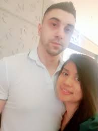 Hi lovely people … I have this lovely pic of me with friends that came from  Denver for a London visit . But! Sadly I'm pulling a horrid face, like I'm  holding