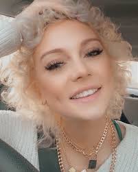 Elizabeth Groh's Instagram, Twitter & Facebook