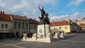 Kézműves ötletek kismalacok fimo cicuskák egér szobor dekorációk. Eger Dobo Istvan Szobra Youtube