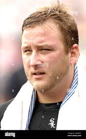Chicago White Sox pitcher Mark Buehrle (L) and St. Louis Cardinals pitcher  Adam Wainwright have a laugh while holding their Golden Glove Awards given  to them during the Baseball Writers Association of