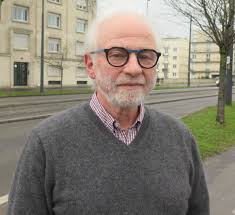 Since 1982, he is the mayor of bapaume, a small town in northern france (except between 2002 and 2004). La Franc Maconnerie Un Depassement
