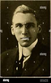 The record of the class of 1914 . HOWARD WEST ELKINTON ?HIRAM, -TAURUS-  Siniilis est Elkinton,Bufoni laiiguidoTameii si vexatus sit,Heu !  (spinaculo) ;Bufo se exerceatCum libris et pilo. Yes, the above doggerel