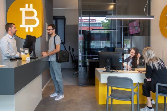 Walk-in Cryptocurrency Exchanges Emerge Amid Bitcoin Boom - WSJ
