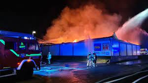 Brands are used in business, marketing, and advertising for recognition and, importantly, to create and store value as brand equity for the object identified. 100 Feuerwehrleute Loschen In Hohen Neuendorf Brand Mehrerer Geschafte Rbb24